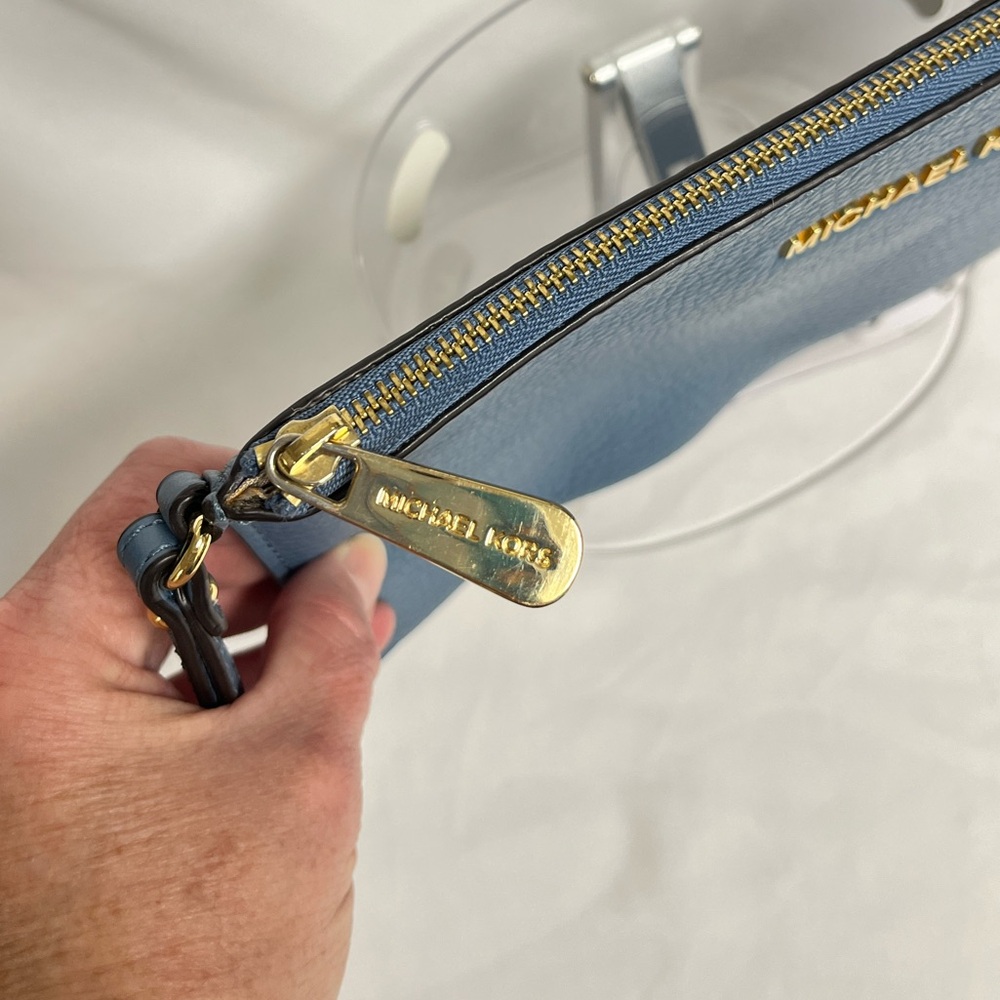 Michael Kors EUC, Smoky Blue Leather Clutch, gold tone hardware, beige fabric - Picture 4 of 12